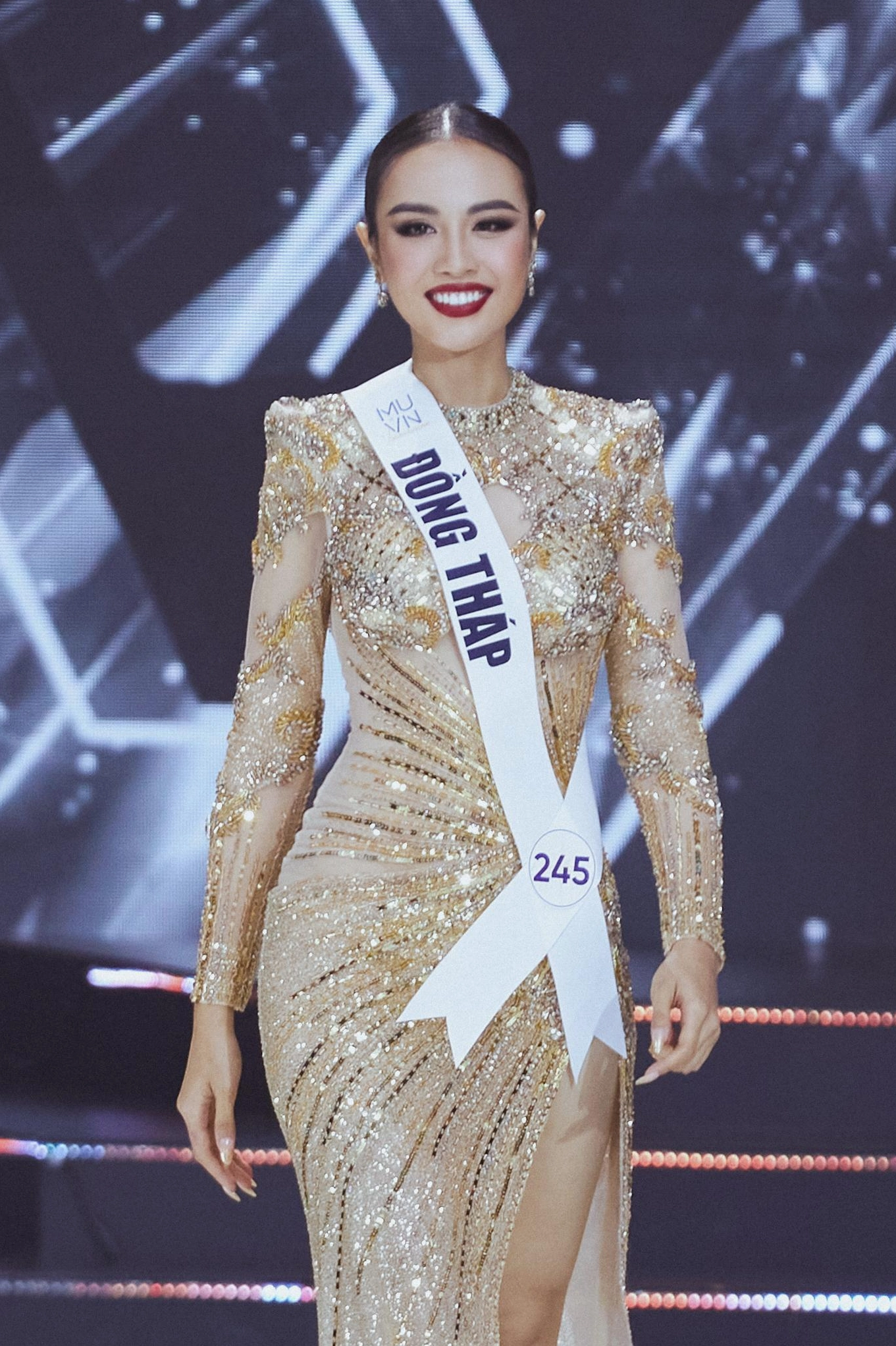 Nàng hậu xinh xắn tỏa sáng cùng các người đẹp khác trong một sự kiện thời trang