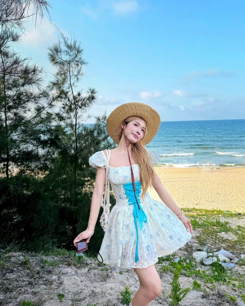 Nàng thơ dịu dàng trong chiếc váy hoa nhí mỉm cười ngọt ngào