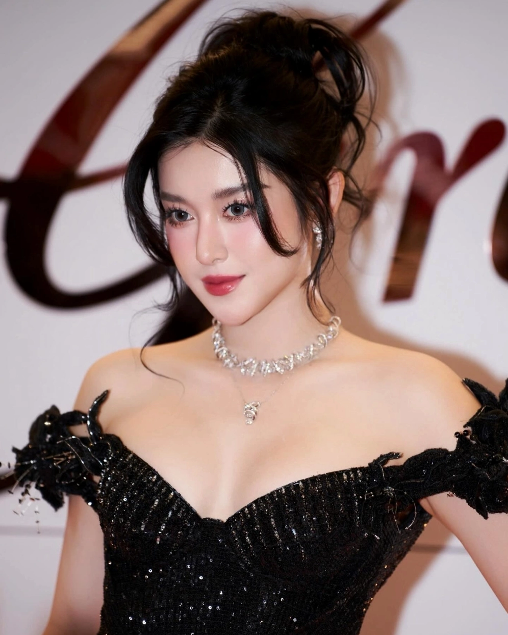 Nét đằm thắm cuốn hút của cô gái trưởng thành xinh đẹp