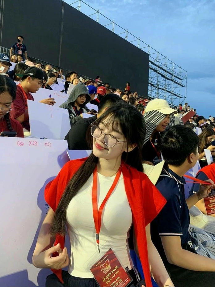 Nét đẹp đặc trưng của con gái Việt Nam với sự duyên dáng và nụ cười rạng rỡ