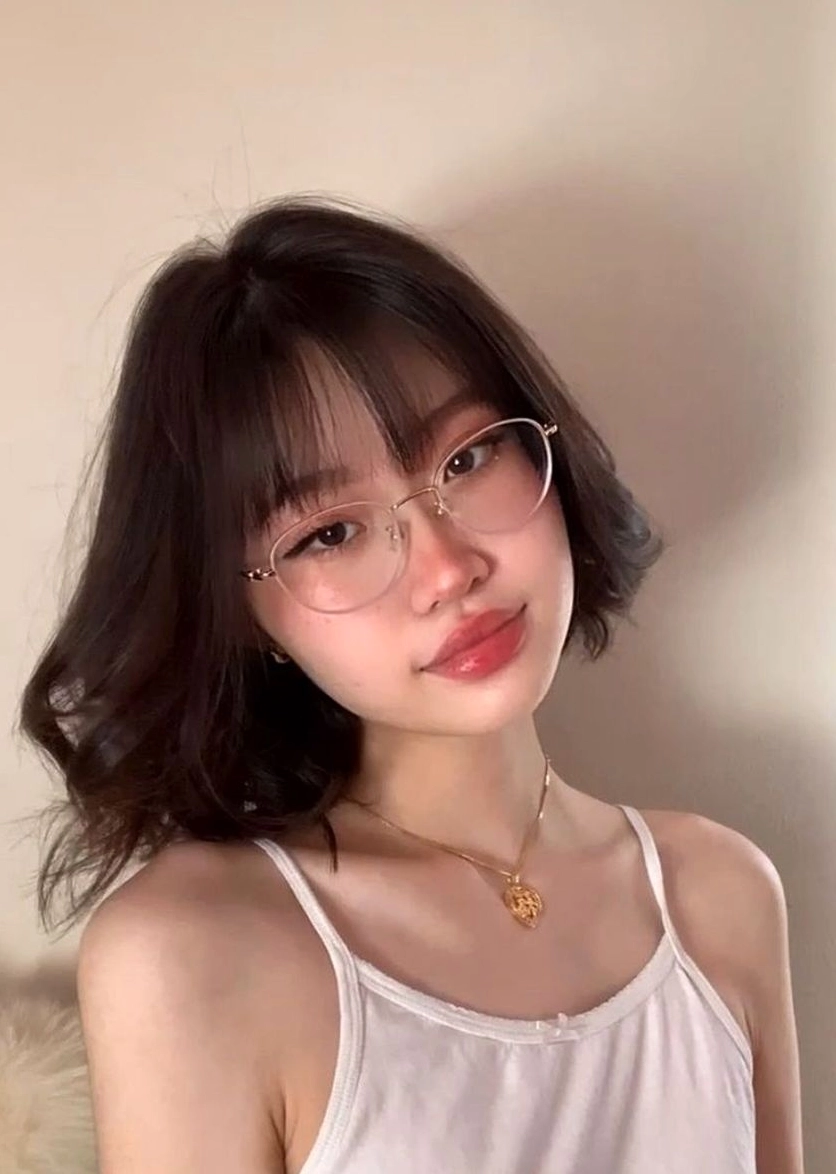 Nét đẹp dịu dàng của bạn nữ tóc ngắn dễ thương