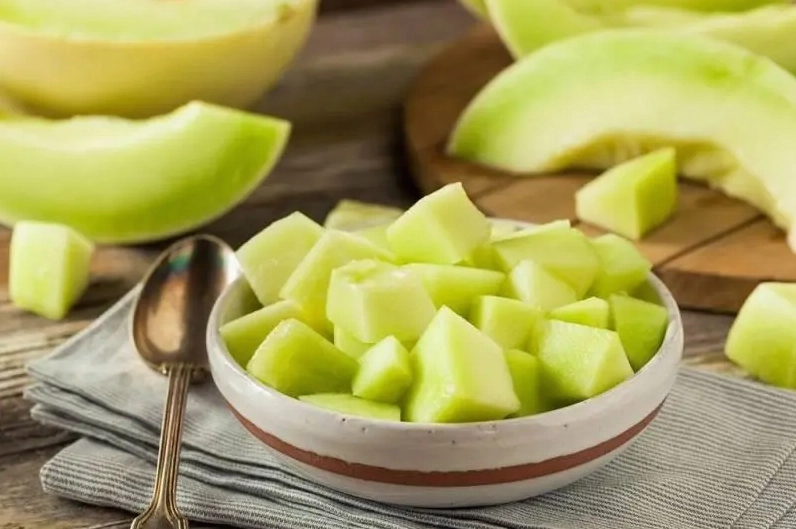 Nét đẹp dịu dàng đằm thắm của thiếu nữ tóc dài xõa vai đeo kính