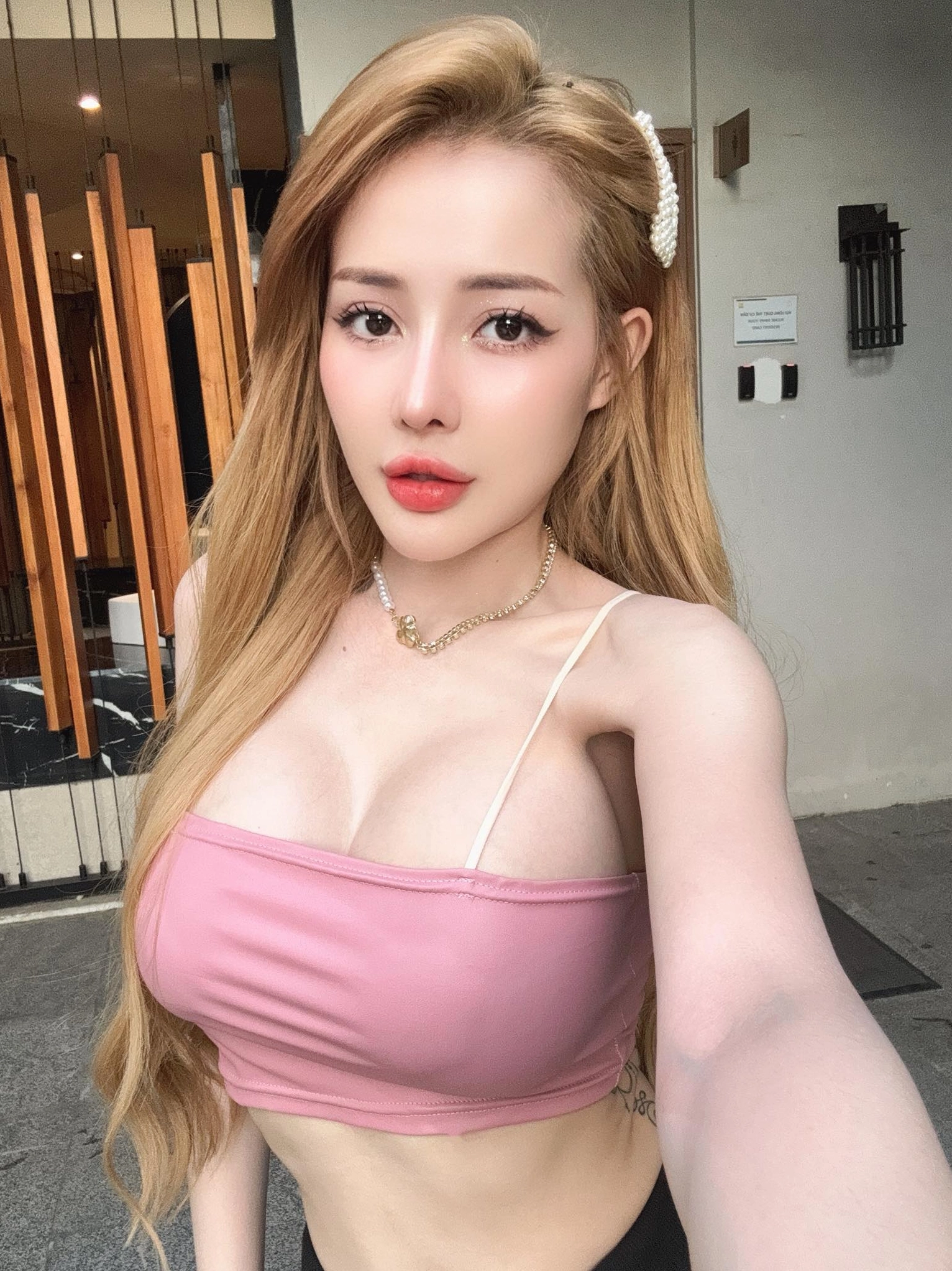 Nét đẹp sắc sảo và cuốn hút của Ngân 98