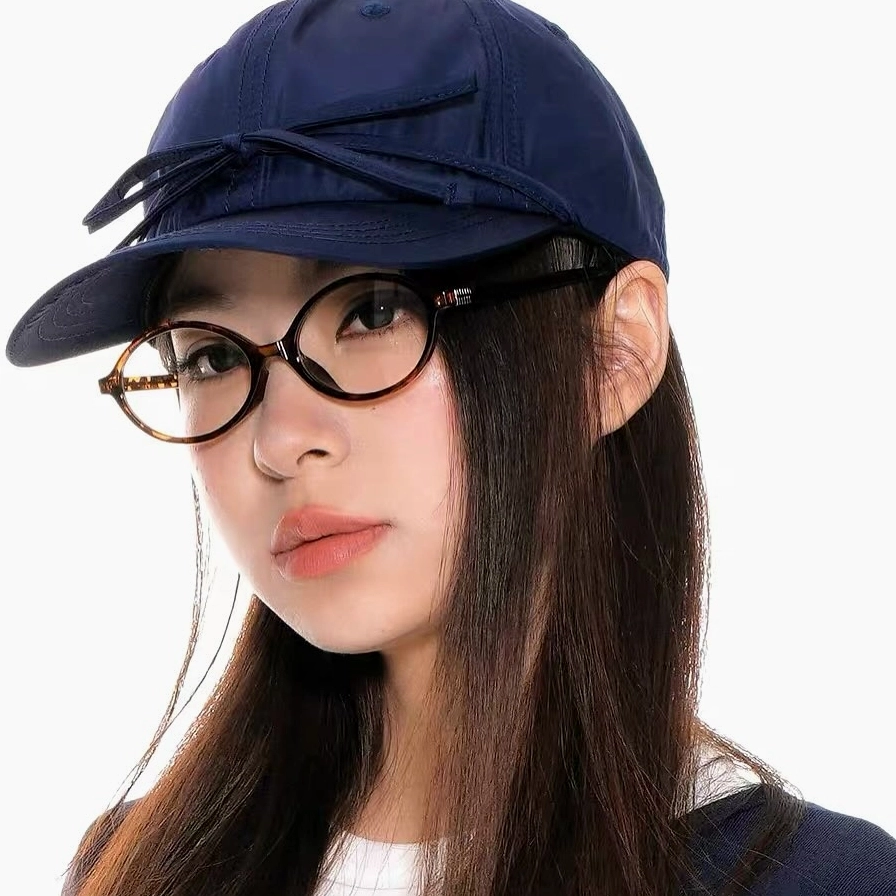 Nét đẹp thông minh lanh lợi toát lên từ thần thái của cô gái trẻ đeo kính