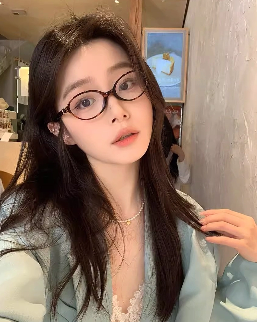 Nét đẹp tri thức đầy lôi cuốn của cô sinh viên đeo kính chăm chú học bài