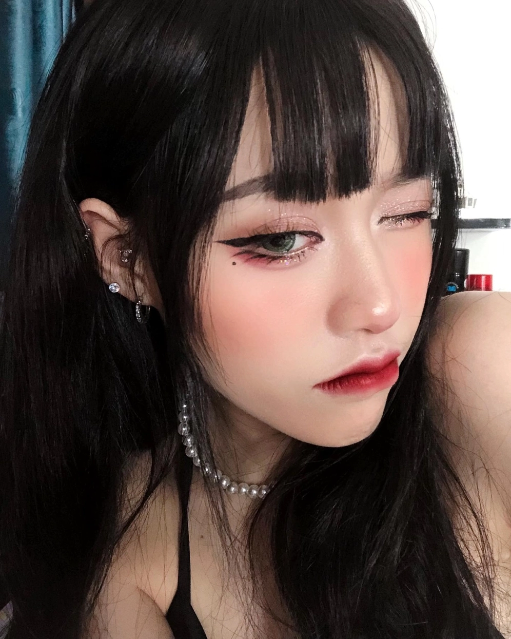 Nét quyến rũ khó đoán từ cô nàng giấu mặt trong bộ bikini mỏng