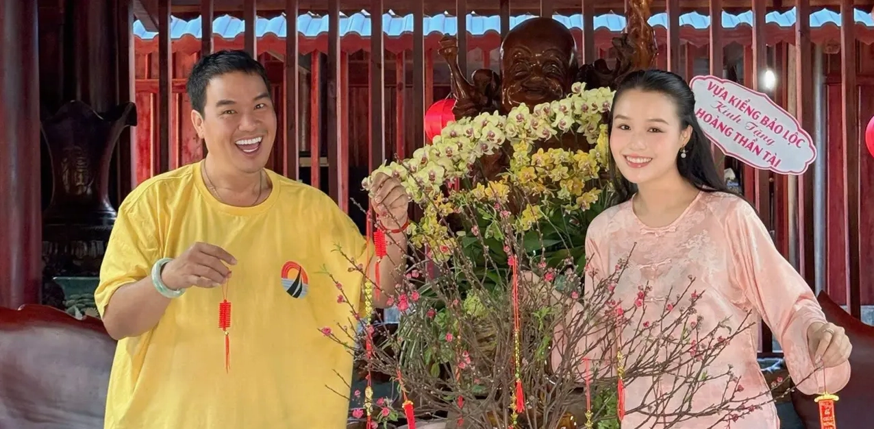 Nghệ sĩ Hoàng Mập rạng rỡ đón Tết trong cơ ngơi hoành tráng