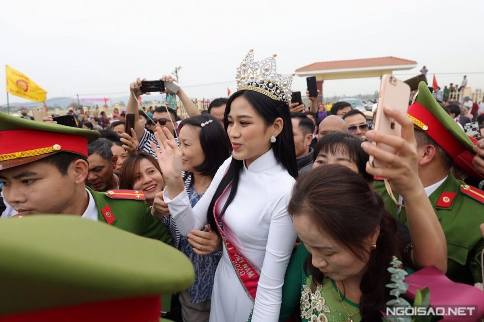 Người dân nồng nhiệt đón chào hoa hậu đỗ thị hà