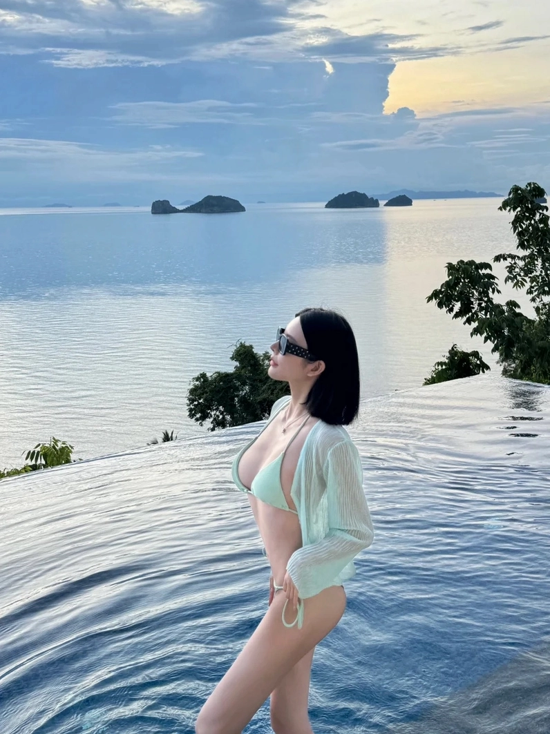 Người đẹp diện bikini tông sáng khoe trọn đường cong cơ thể quyến rũ