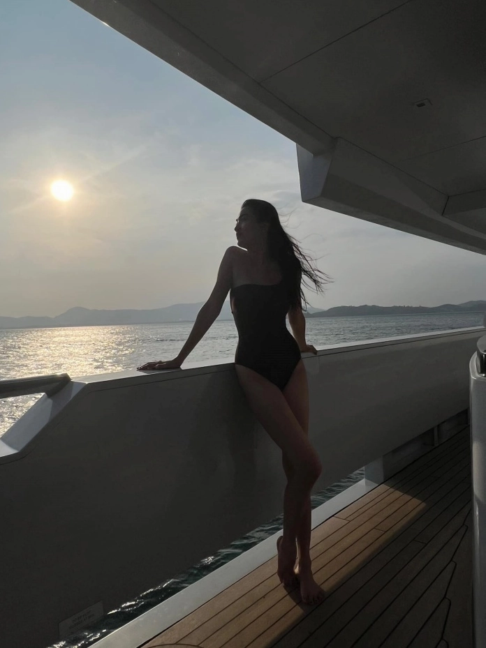 Người đẹp thả dáng sang chảnh trên du thuyền ở Phuket