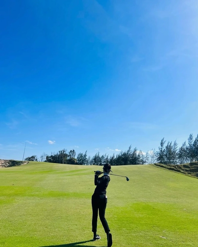 Người đẹp tự tin thực hiện các cú vung gậy dứt khoát