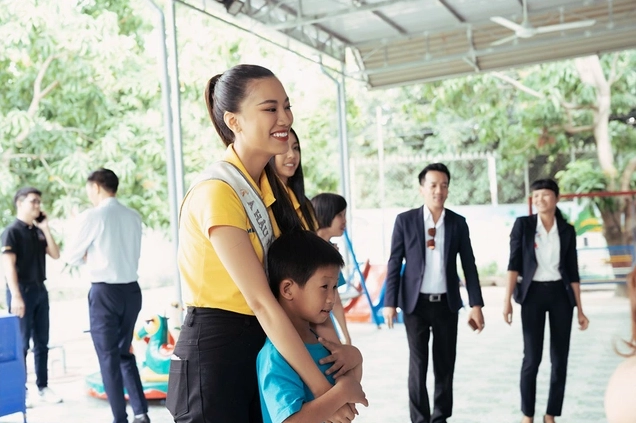 Người mẫu khánh vân quyến rũ và đầy quyền lực