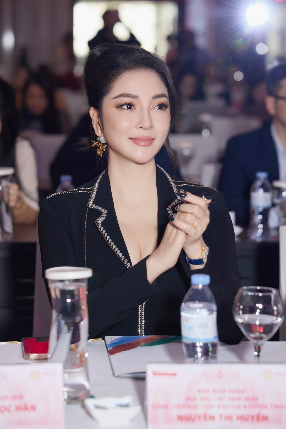 Nguyễn Thị Huyền với vẻ đẹp trong trẻo không cần trang điểm cầu kỳ