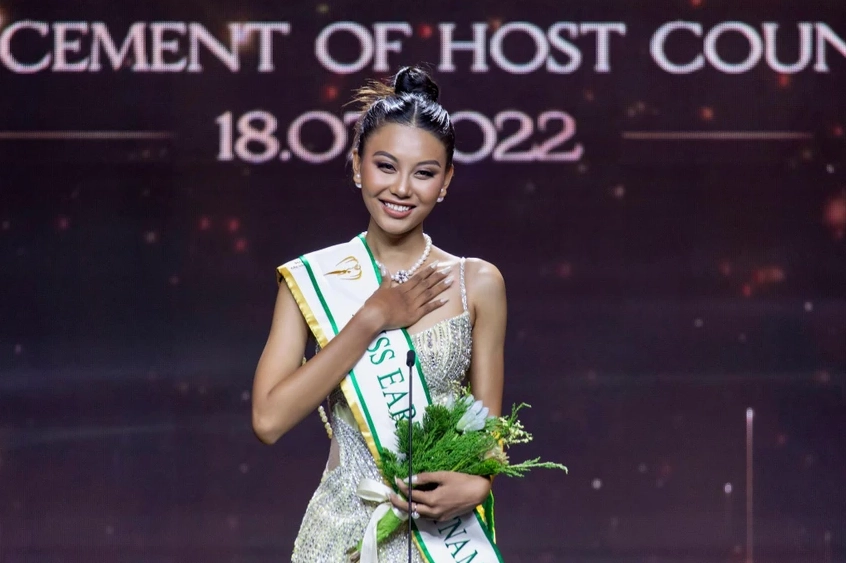 Nhan sắc rạng rỡ của Thạch Thu Thảo trong trang phục truyền thống