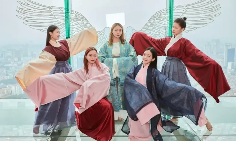 Nhóm bạn trẻ thích thú chụp ảnh tại Lotte Observation Deck