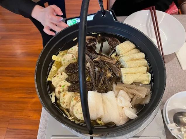 Những ánh đèn hắt ra từ bên trong tháp