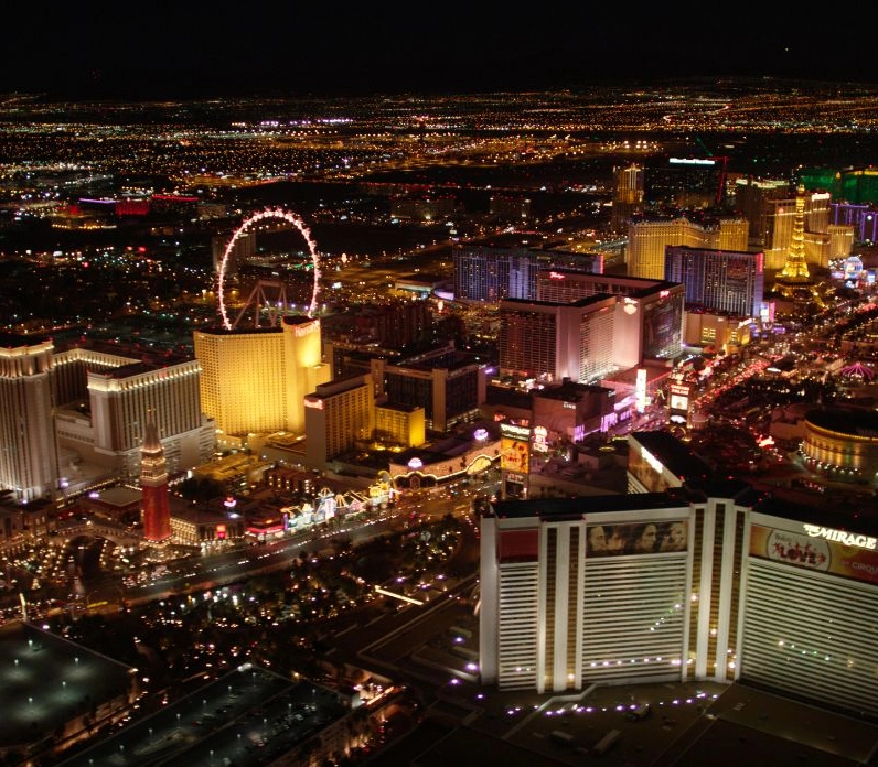 Những biển hiệu neon rực rỡ sắc màu thắp sáng bầu trời đêm