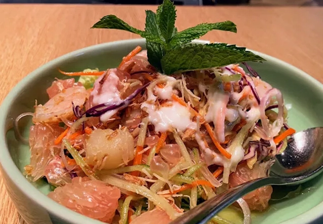 Những cửa hàng le lói ánh đèn bên dưới chân tháp