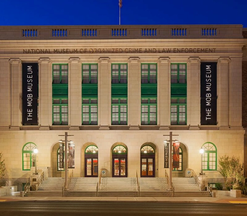 Những dòng xe hối hả qua lại dưới ánh đèn đường rực sáng