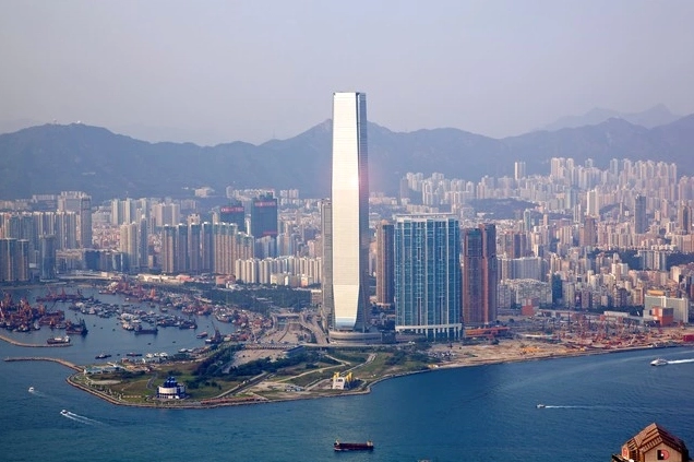 Những khối hình học đan xen tạo nên một bức tranh đô thị phức tạp