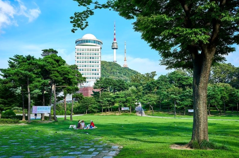 Những luồng sáng phát ra từ tháp Namsan chiếu rọi bầu trời