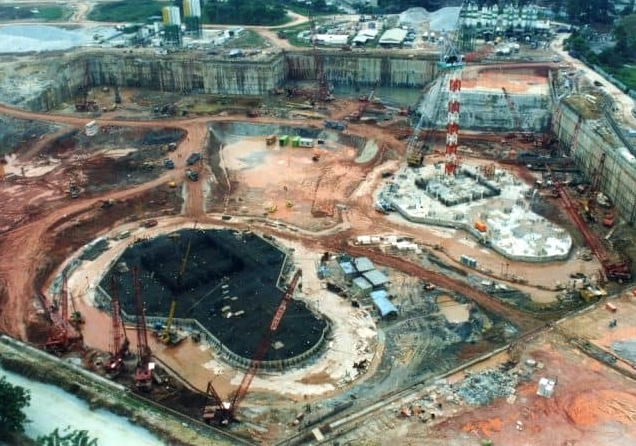 Những tia nắng vàng cuối ngày hắt lên mặt kính của tháp đôi Petronas