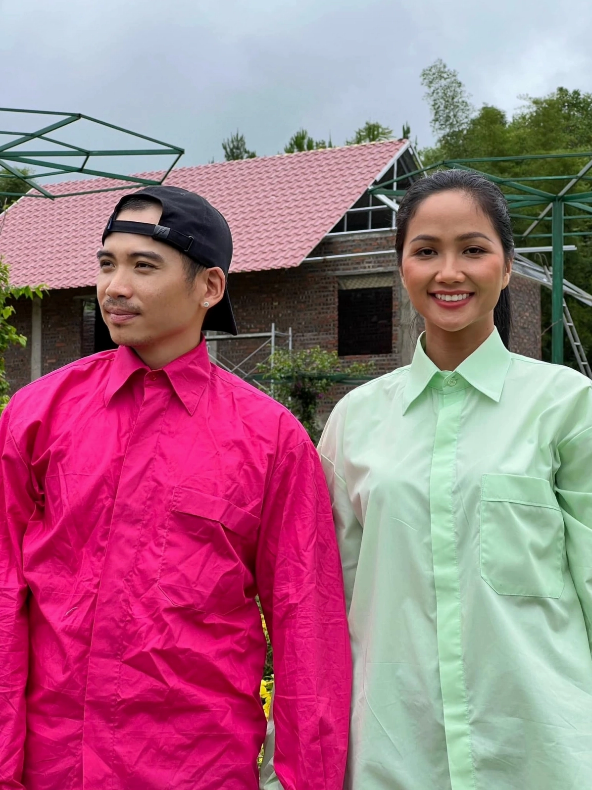 Nụ cười hạnh phúc của người mẫu hen niê