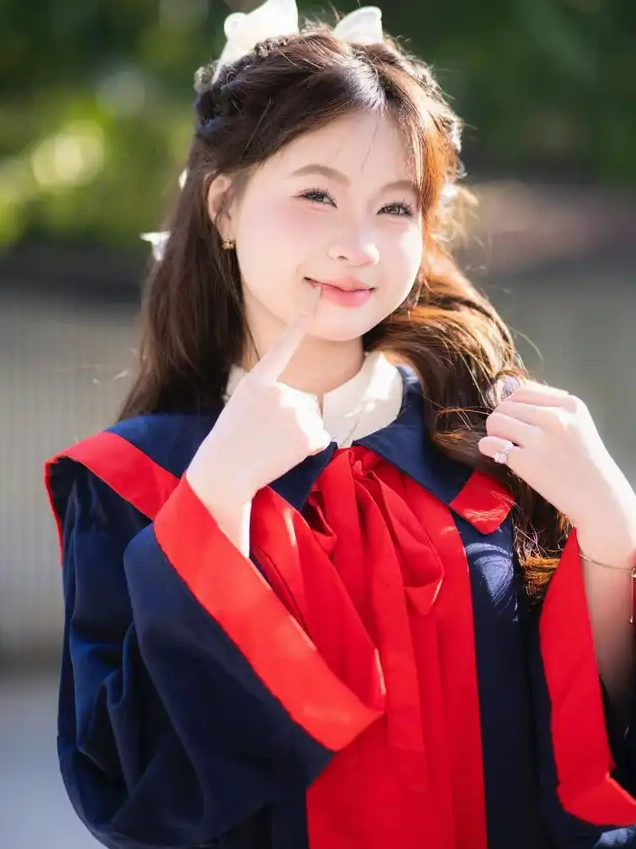 Nụ cười mỉm hiền dịu rạng rỡ