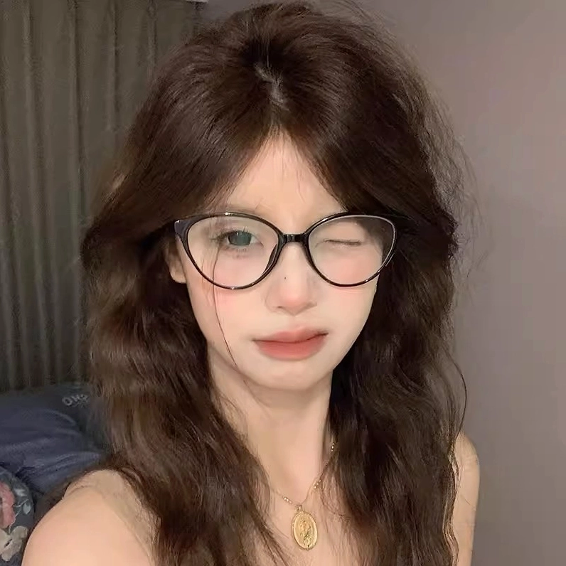 Nụ cười rạng rỡ trong veo như nắng ban mai của thiếu nữ đeo kính