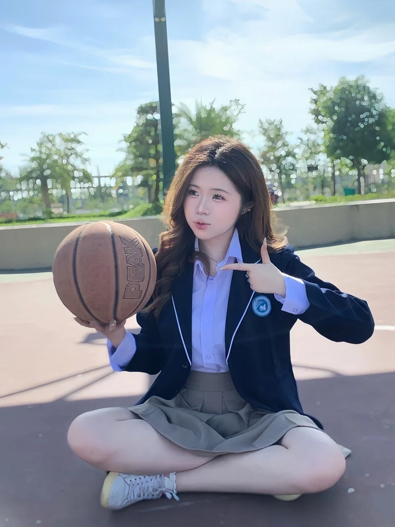 Nụ cười tỏa nắng của cô bé học sinh cấp hai năng động