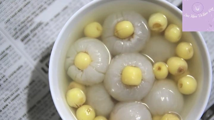 Nụ cười tỏa nắng của cô gái xinh đẹp trong bộ bikini màu sắc rực rỡ