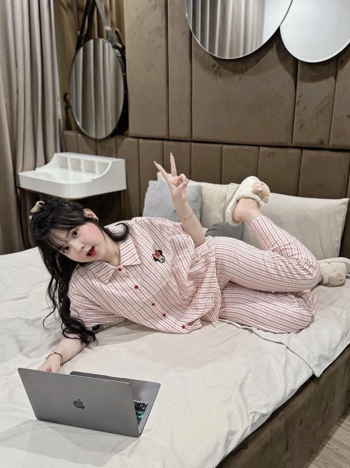 Nụ cười tươi tắn rạng rỡ như ánh ban mai bừng sáng cả khung hình
