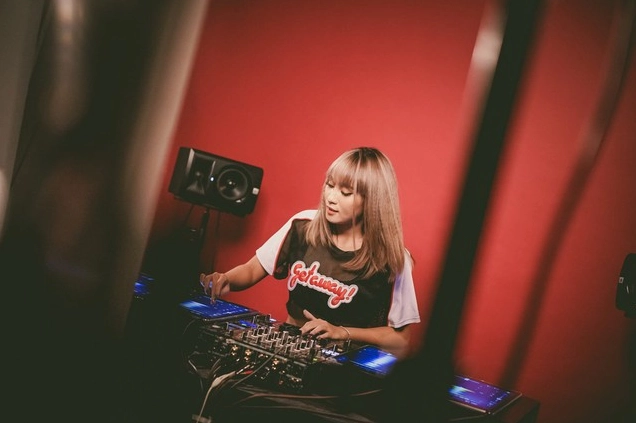 Nữ DJ 9x Tyty gây ấn tượng mạnh khi biểu diễn chơi nhạc bằng chiếc iPad
