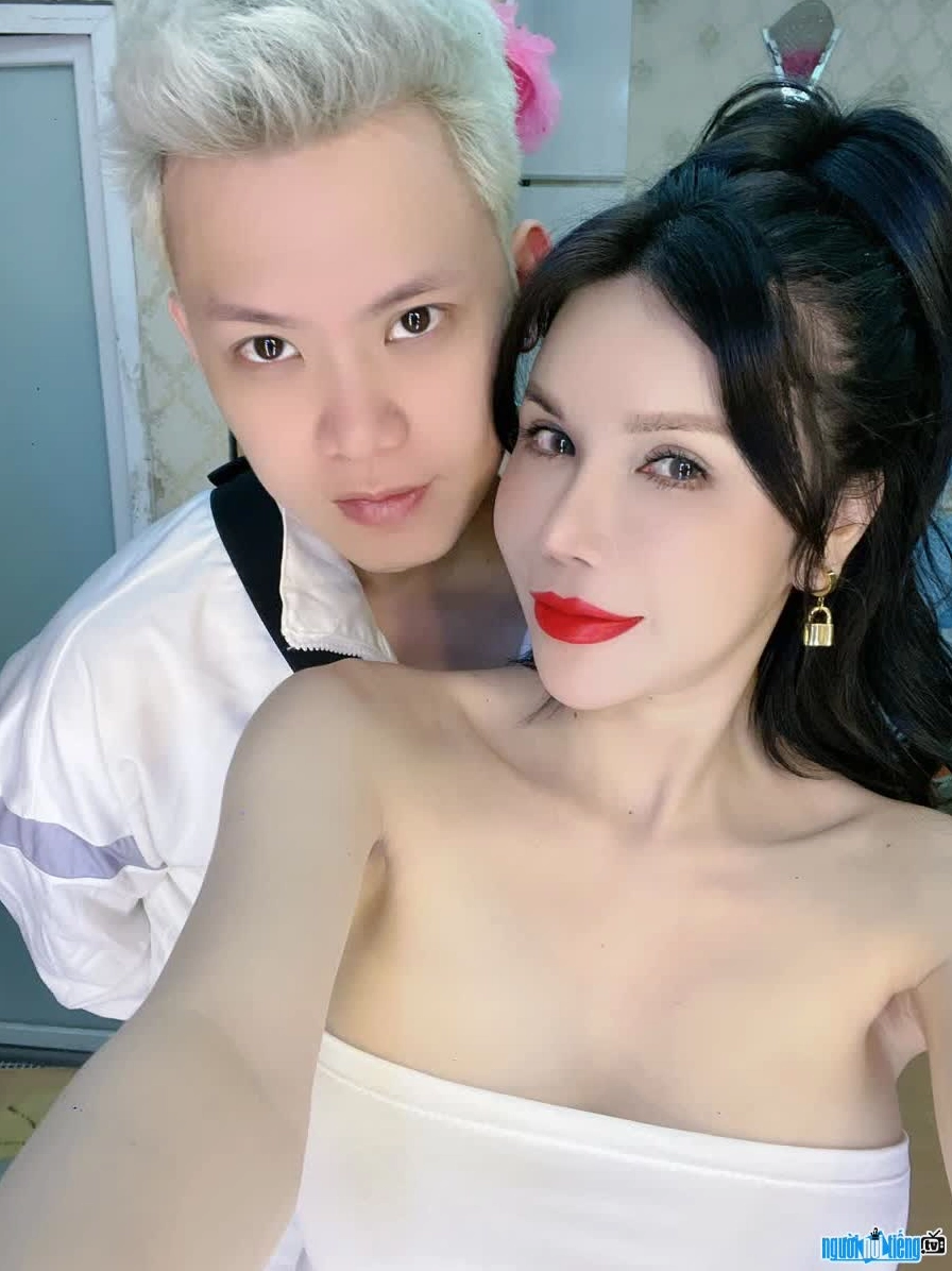 Nữ nghệ sĩ tình tứ rạng rỡ bên cạnh ông xã DJ Bình Mèo