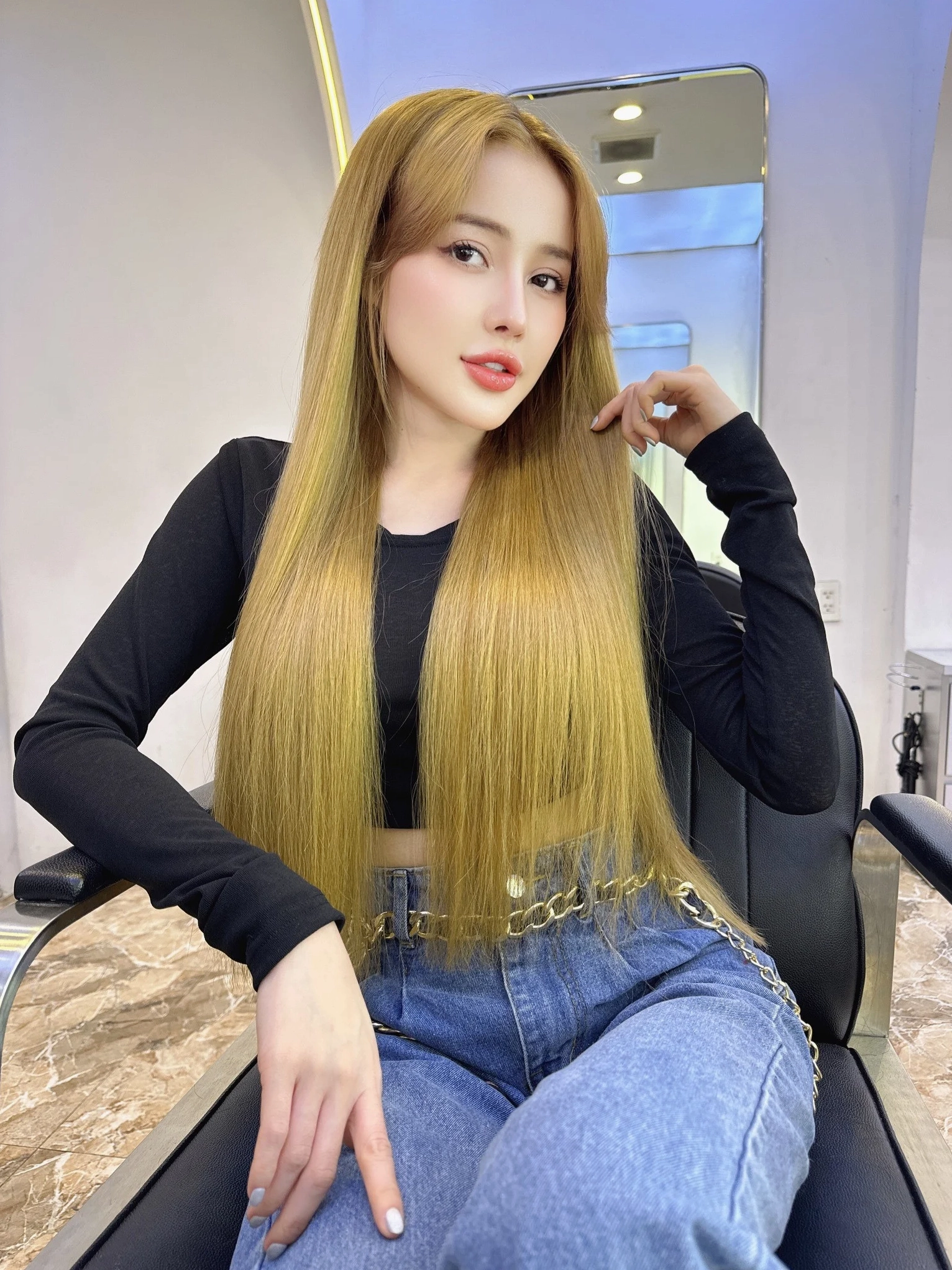 Nữ nghệ sĩ tự tin tạo dáng trước ống kính