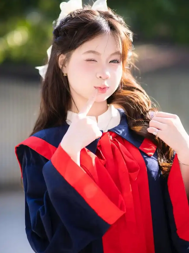 Nữ sinh nhí nhảnh trong ngày tốt nghiệp