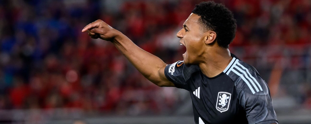 Ollie Watkins ăn mừng cuồng nhiệt sau khi ghi bàn thắng thứ hai cho Aston Villa trước Bologna tại UEFA Europa League