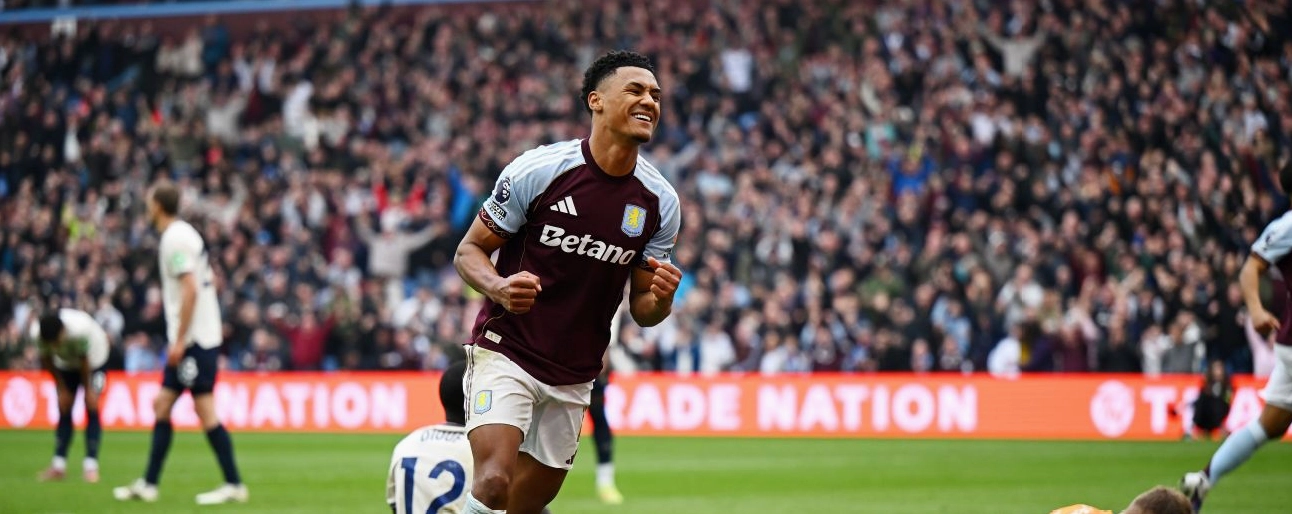 Ollie Watkins hét lớn ăn mừng sau khi ghi bàn thắng quyết định cho đội nhà trong trận đấu căng thẳng gặp West Ham United