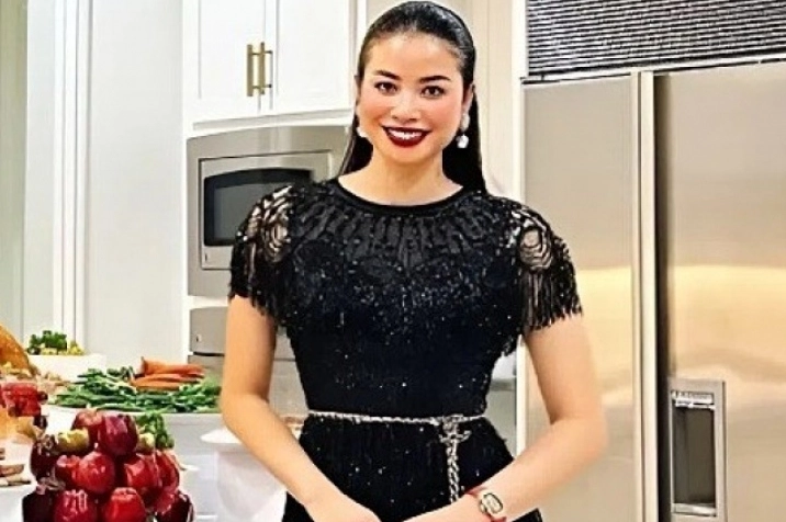 Phạm Hương đeo đồng hồ đắt đỏ trong tiệc Giáng sinh