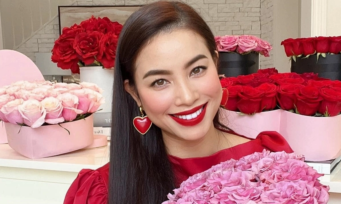 Phạm Hương thể hiện tài năng cắm hoa