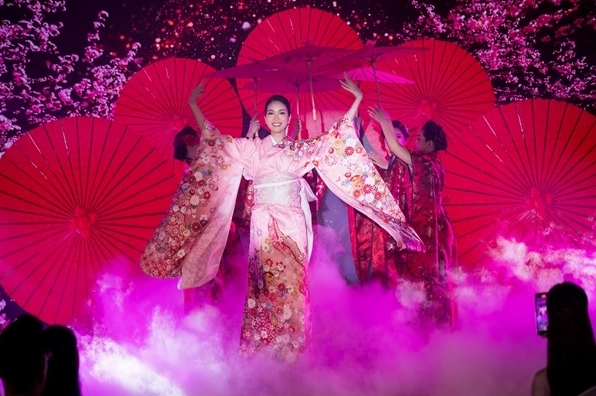 Phạm Ngọc Phương Anh khiến khán giả bất ngờ với màn múa yosakei truyền thống của đất nước Nhật Bản