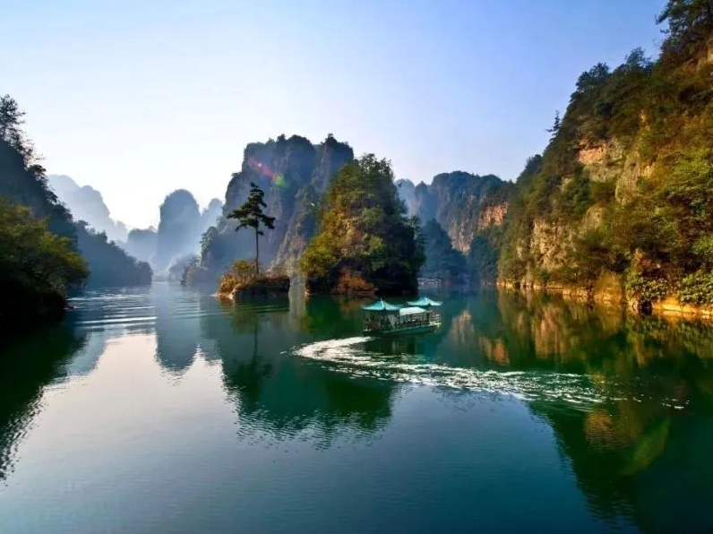 Phản chiếu bóng tháp xuống mặt nước