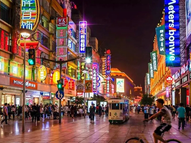 Phố xá Thượng Hải vắng lặng dưới chân tháp