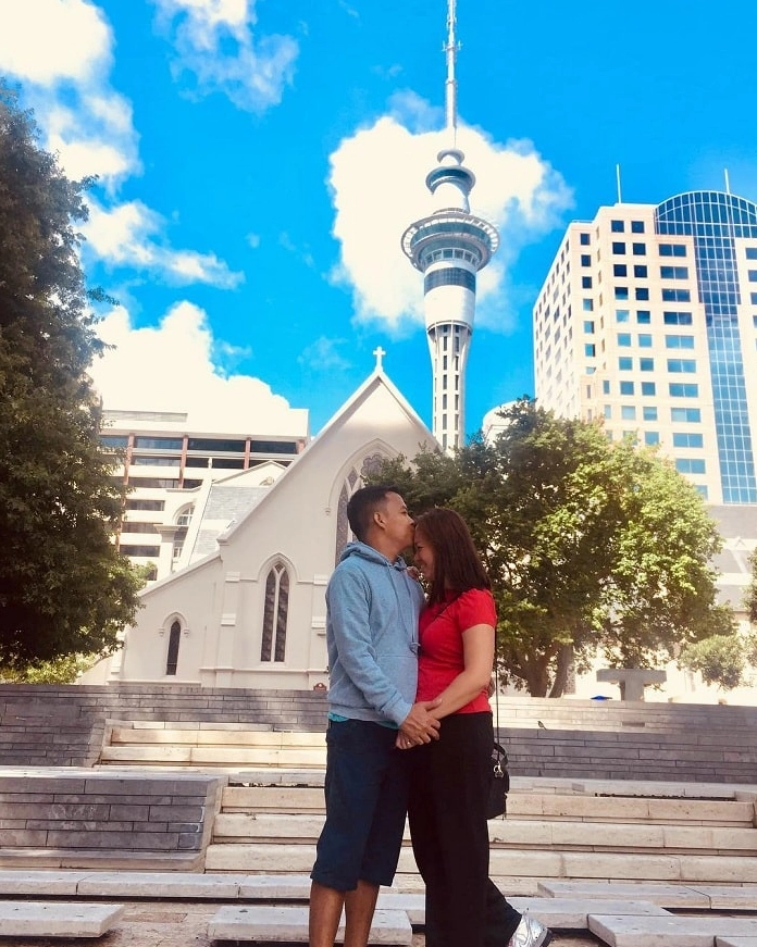 Phố xá vắng lặng dưới chân ngọn tháp khổng lồ