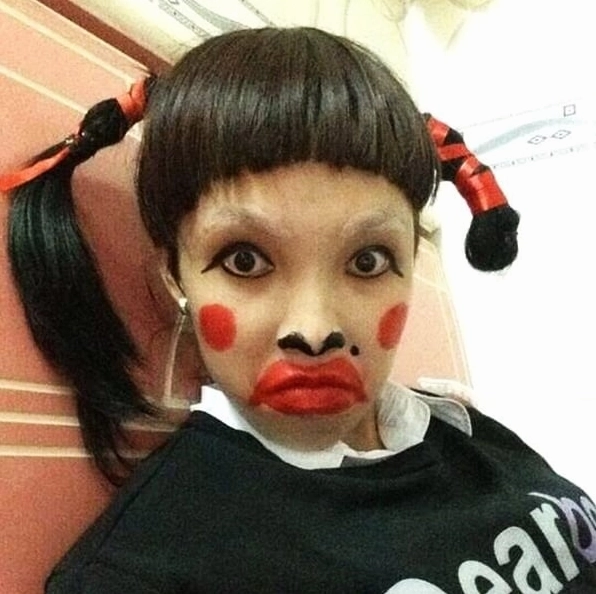 Phong cách chụp ảnh troll bạn bè của cô gái trẻ