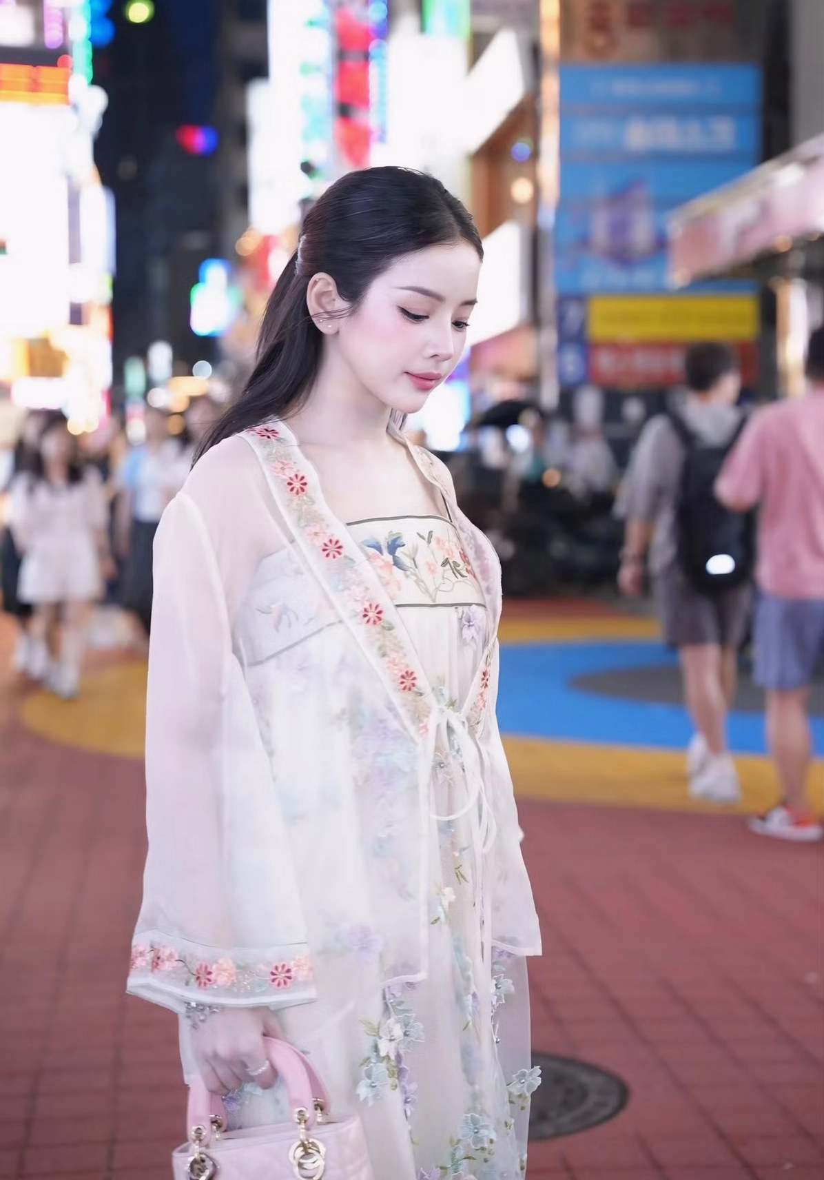 Phong cách dạo phố độc đáo và sành điệu của nữ nghệ sĩ