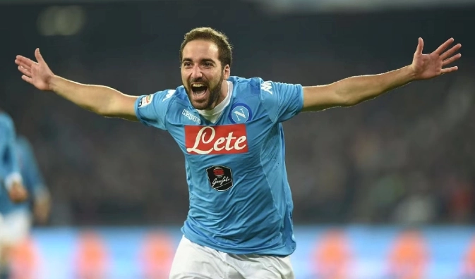 Phong cách dứt điểm một chạm tàn độc của Gonzalo Higuaín