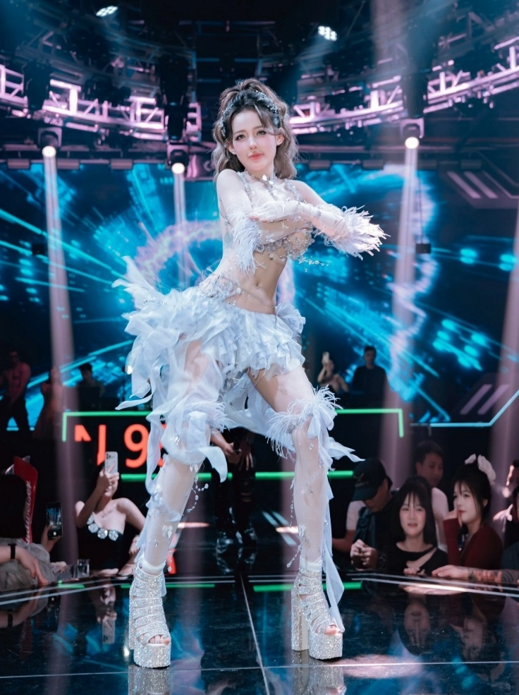 Phong cách hở bạo nhưng đầy nghệ thuật thời mới vào nghề