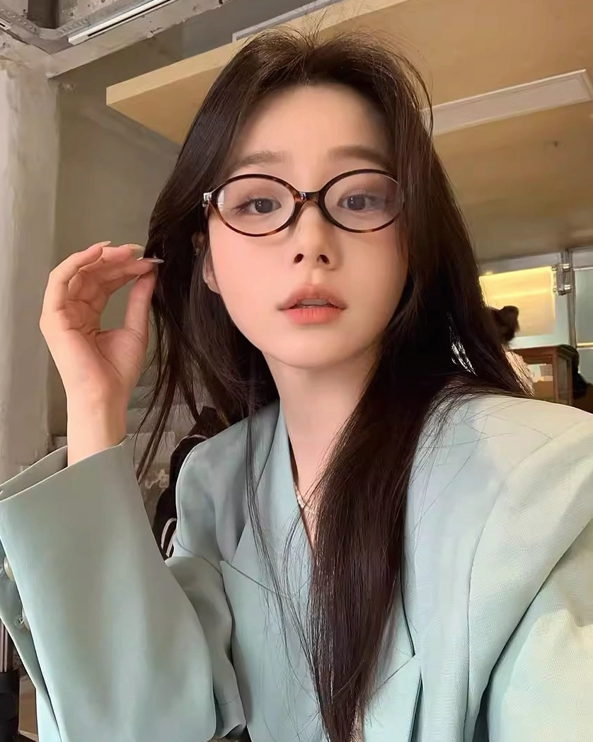 Phong cách thời trang Ulzzang Hàn Quốc sành điệu của hot girl đeo mắt kính