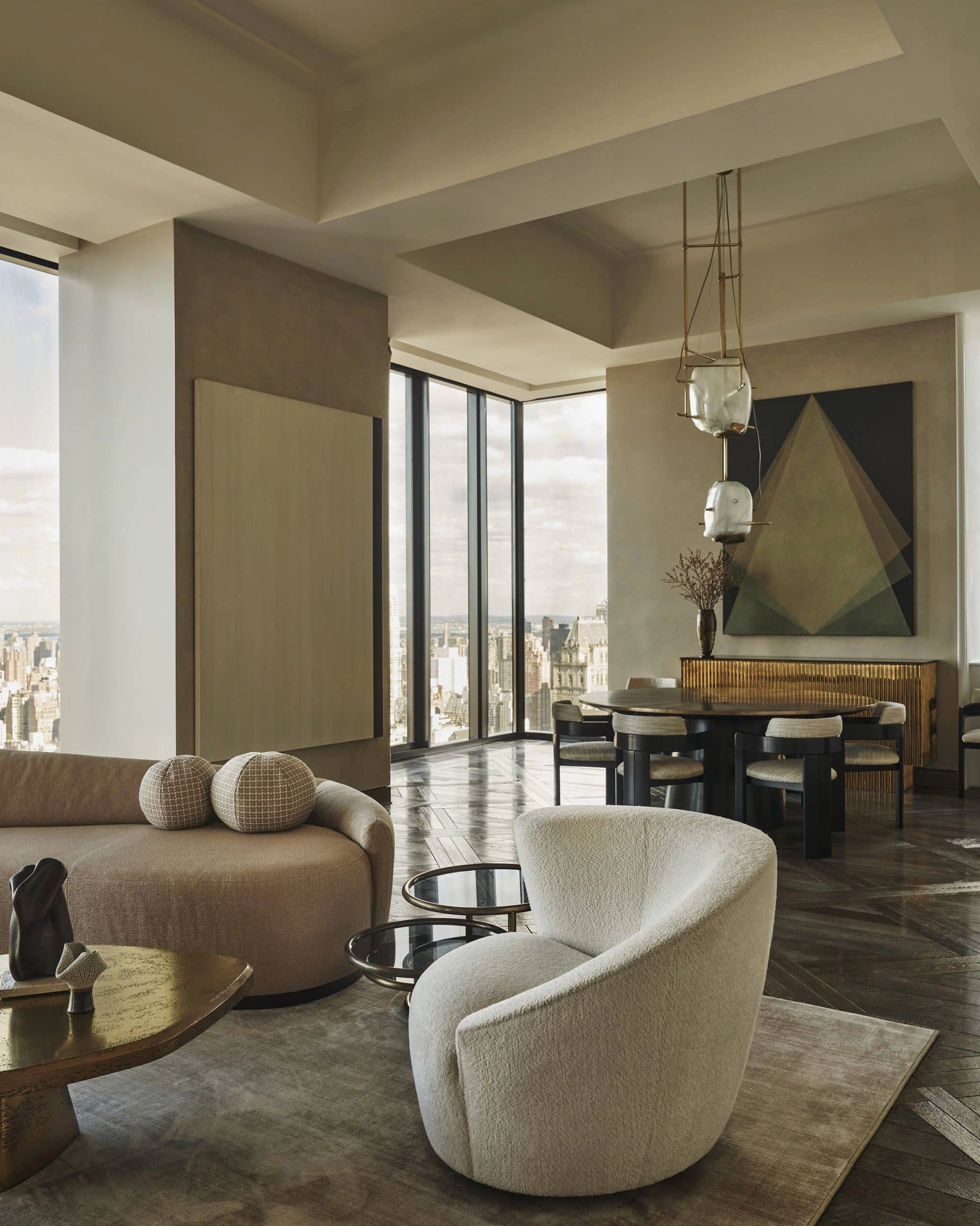 Phòng khách tầng 43 với thiết kế tối giản